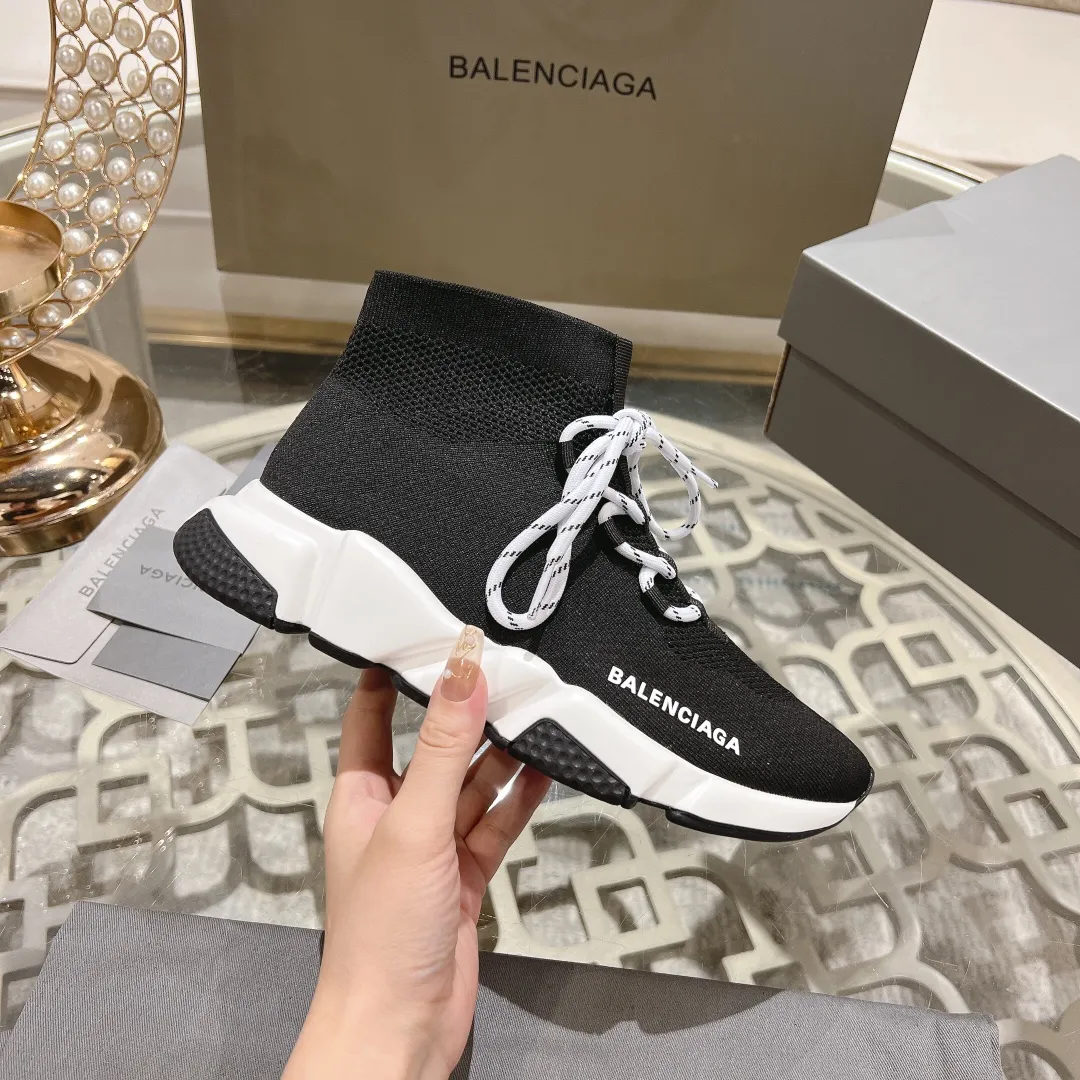 👟👟Ex-factory price 400👟👟 Balenciaga classic sock boots, originally produced by the factory, purchasing agent level. The latest original outsole mold, (TPU ten-vacuum outsole, the highest version on the market, please do not compare prices with TPR outsole, don’t bother if you don’t know the product) The black, white and red three-color vacuum sole shows high-end luxury. •Upper: elastic fly weave, double-layer composite gold wire high-elastic knitted mesh cotton •Inner lining: imported double-sided velvet, which is comfortable and resilient to shape •Insole: original imported terry cloth, breathable and not fading •Sole: TPU ten-vacuum outsole (to eliminate pores) •Packaging: full set of packaging (certificate, cloth bag, handbag) •Size: 35-47 standard code (34, 45, 46.47 can be customized and non-returnable)